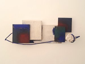 Con pugno, 2009, olio su tele ferro e gesso, 28x78x15 cm