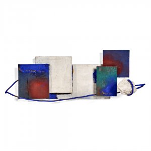 Con pugno, 2009, olio su tele ferro e gesso, 28x78x15 cm