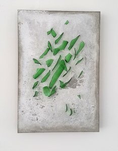 "Muro", 2020, cemento e vetro, 62x41.5x10 cm