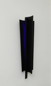 Senza titolo, 2015, legno combusto e pigmento, 105x25x30