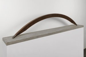 Psrk line, ( studio per Diegem, Bruxelles, 2001), ferro fuso, 30.5x149x23 cm, base in legno stuccato a cemento